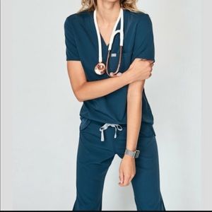 Wear Figs Catarina one pocket scrub top size XS and Kade cargo pants size Small